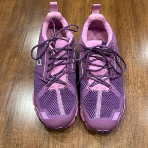 Women’s on cloud cloud flyer tennis shoes size 9 1/2